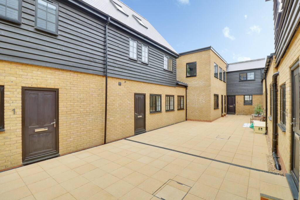 3 bed End of Terrace for rent in Southend-on-Sea. From Gilbert & Rose - Leigh-on-sea