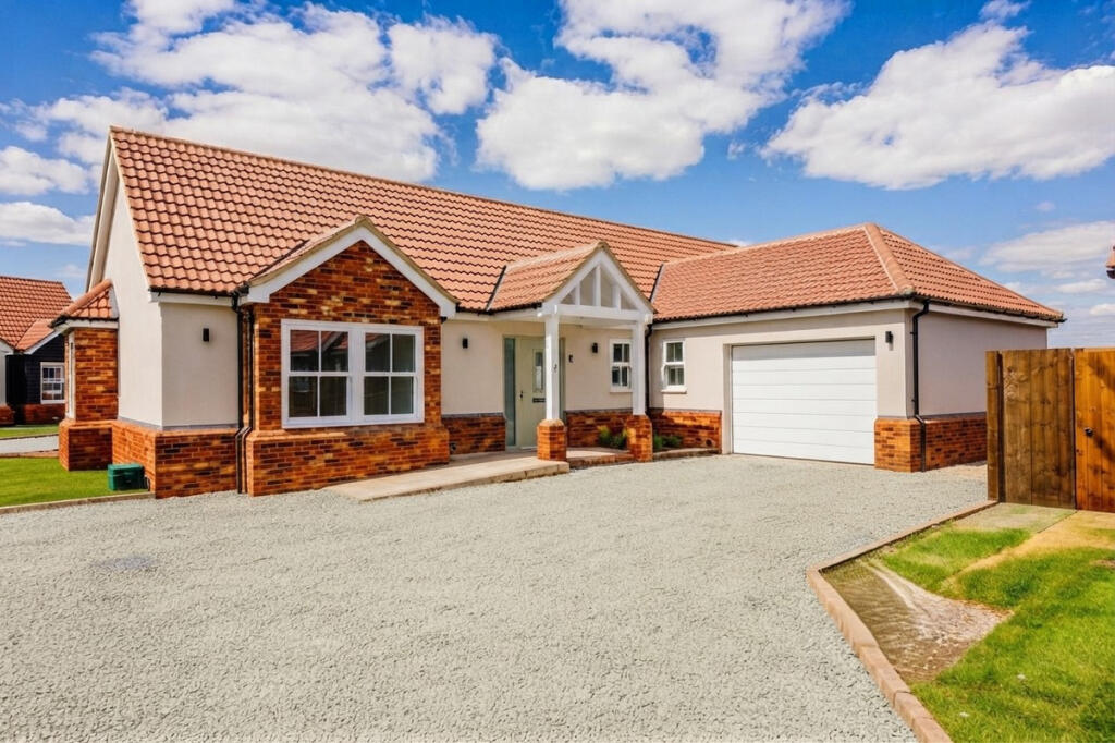 3 bed Bungalow for rent in Rochford. From Gilbert & Rose - Leigh-on-sea
