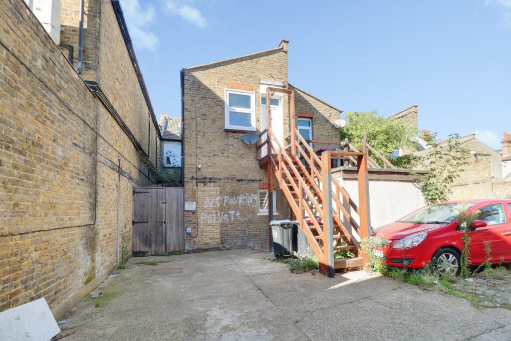 3 bed 1st Floor Flat for rent in Southend-on-Sea. From Gilbert & Rose - Leigh-on-sea