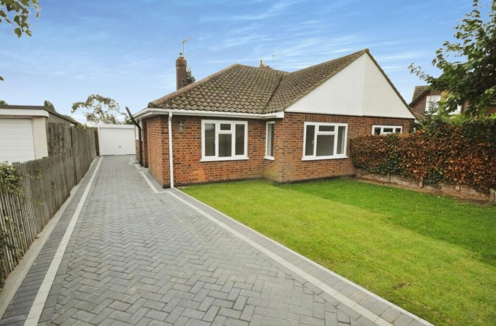 2 bed Semi-detached bungalow for rent in Hadleigh. From Gilbert & Rose - Leigh-on-sea