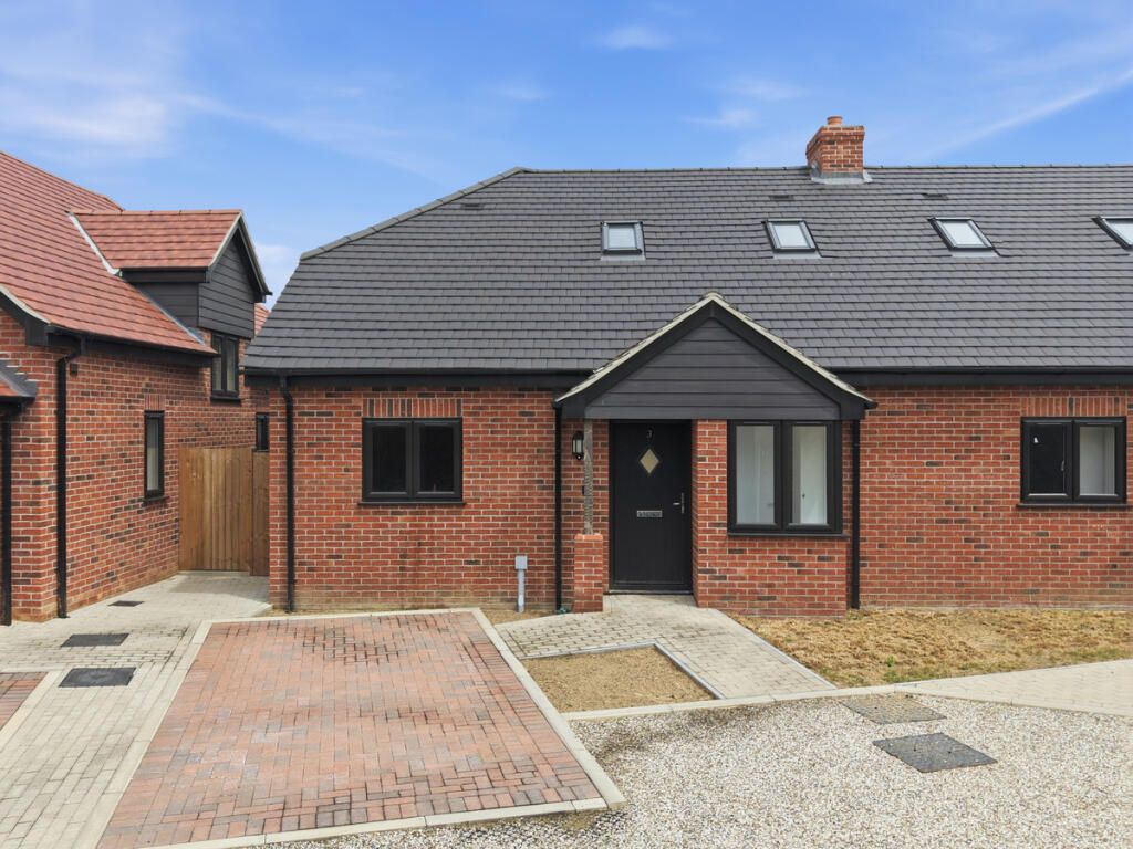 3 bed Semi Detached for rent in Chelmsford. From Gilbert & Rose - Leigh-on-sea 3 bed Semi Detached for rent in Chelmsford. From Gilbert & Rose - Leigh-on-sea