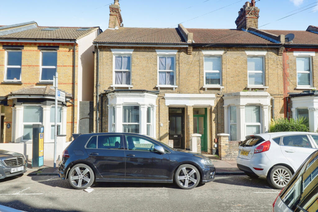 2 bed 1st Floor Flat for rent in Southend-on-Sea. From Gilbert & Rose - Leigh-on-sea 2 bed 1st Floor Flat for rent in Southend-on-Sea. From Gilbert & Rose - Leigh-on-sea