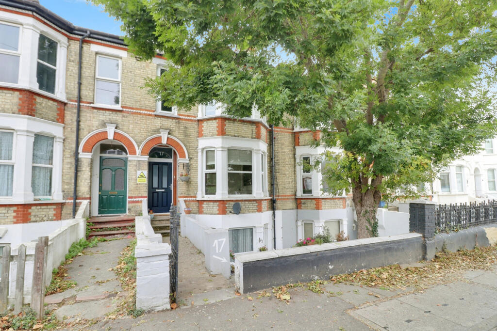 1 bed 1st Floor Flat for rent in Southend-on-Sea. From Gilbert & Rose - Leigh-on-sea