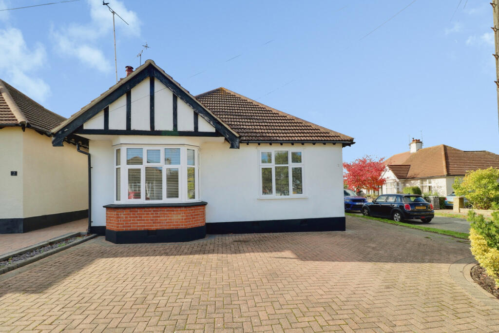 3 bed Detached bungalow for rent in Hadleigh. From Gilbert & Rose - Leigh-on-sea 3 bed Detached bungalow for rent in Hadleigh. From Gilbert & Rose - Leigh-on-sea