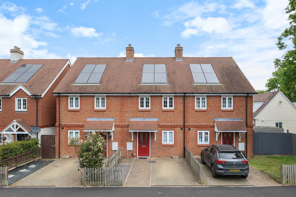 2 bed Mid Terraced House for rent in Horley. From White & Sons - Dorking 2 bed Mid Terraced House for rent in Horley. From White & Sons - Dorking