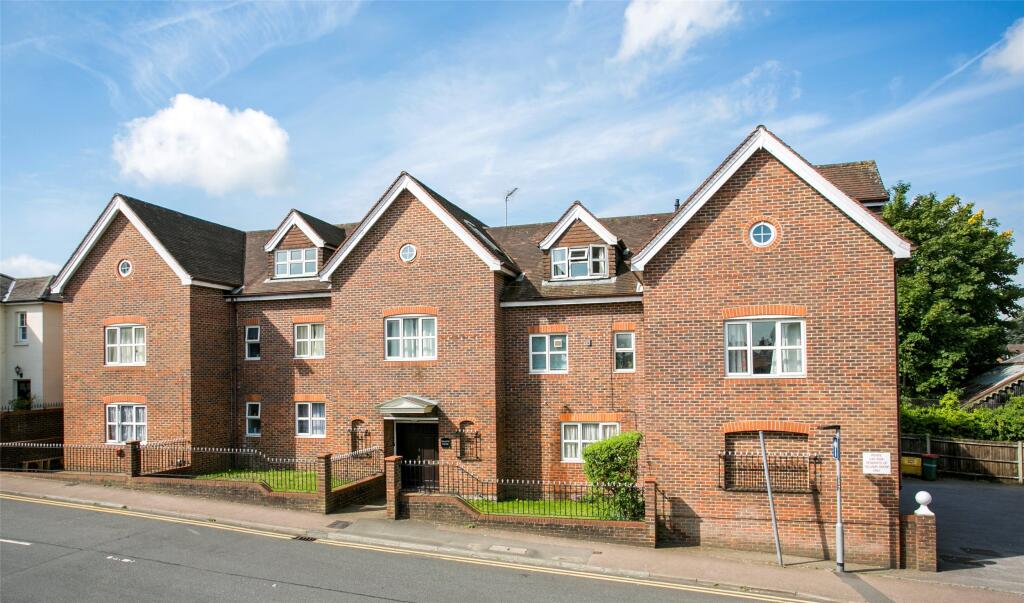 1 bed 1st Floor Flat for rent in Dorking. From White & Sons - Dorking