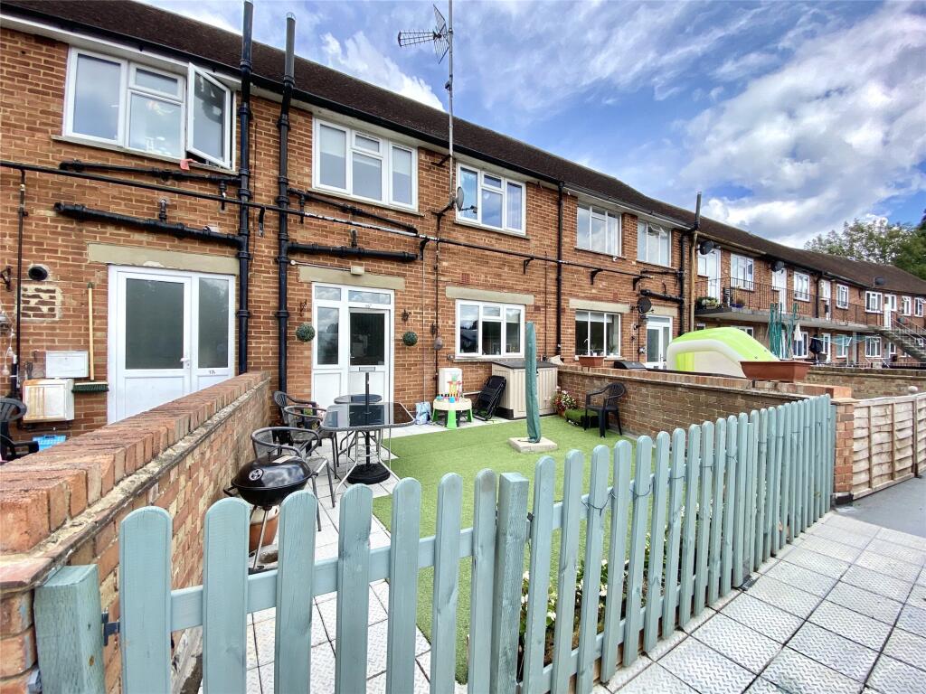 3 bed 1st Floor Flat for rent in Oxted. From White & Sons - Oxted