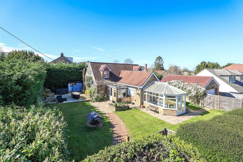 5 bed Detached for rent in Tatsfield. From White & Sons - Oxted 5 bed Detached for rent in Tatsfield. From White & Sons - Oxted