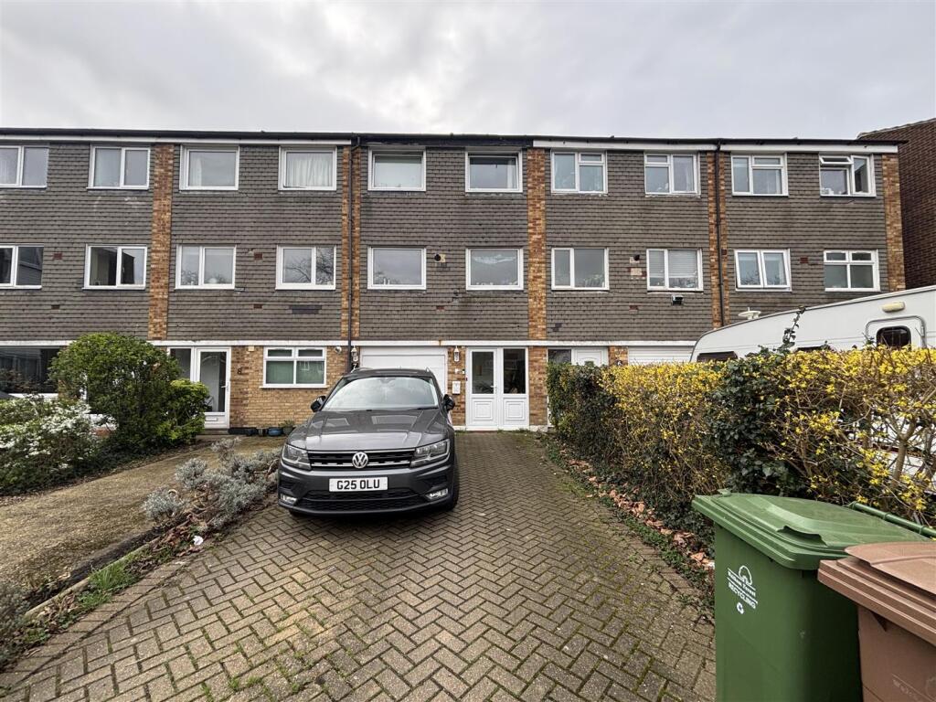 3 bed Detached for rent in Chingford. From WJ Meade - Highams Park & Chingford