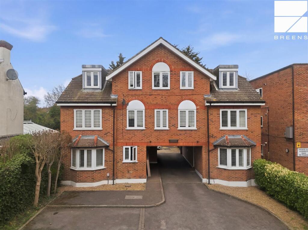 2 bed 1st Floor Flat for rent in Chingford. From WJ Meade - Highams Park & Chingford