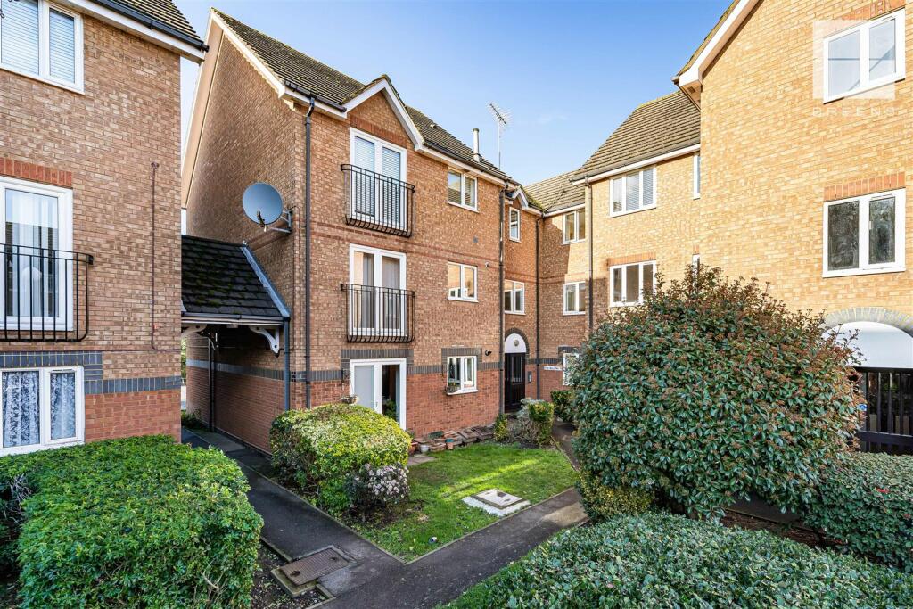 1 bed 1st Floor Flat for rent in Waltham Abbey. From WJ Meade - Highams Park & Chingford