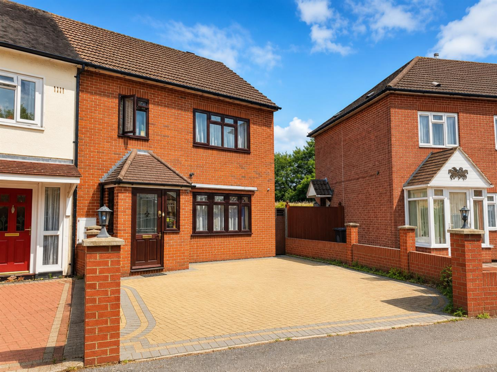 3 bed Detached for rent in Chingford. From WJ Meade - Highams Park & Chingford 3 bed Detached for rent in Chingford. From WJ Meade - Highams Park & Chingford