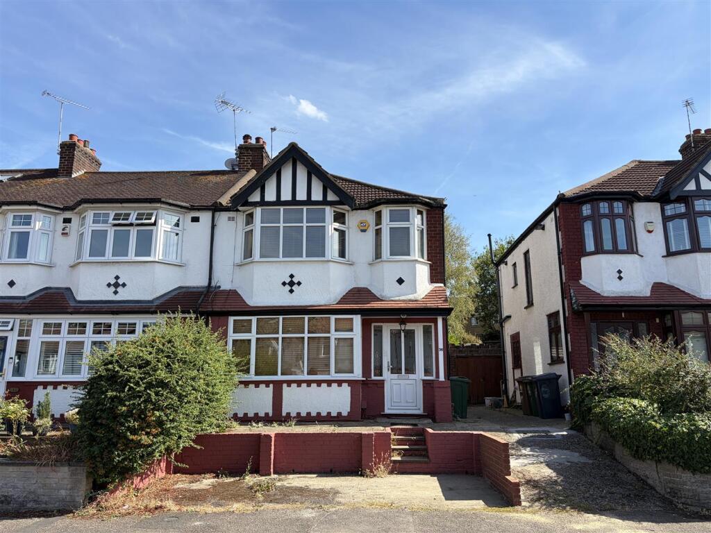 3 bed End of Terrace for rent in London. From WJ Meade - Highams Park & Chingford