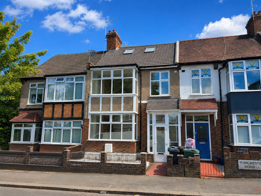 4 bed Detached for rent in Chingford. From WJ Meade - Highams Park & Chingford 4 bed Detached for rent in Chingford. From WJ Meade - Highams Park & Chingford