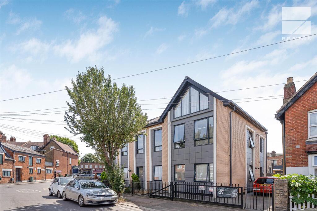 2 bed 1st Floor Flat for rent in Chingford. From WJ Meade - Highams Park & Chingford