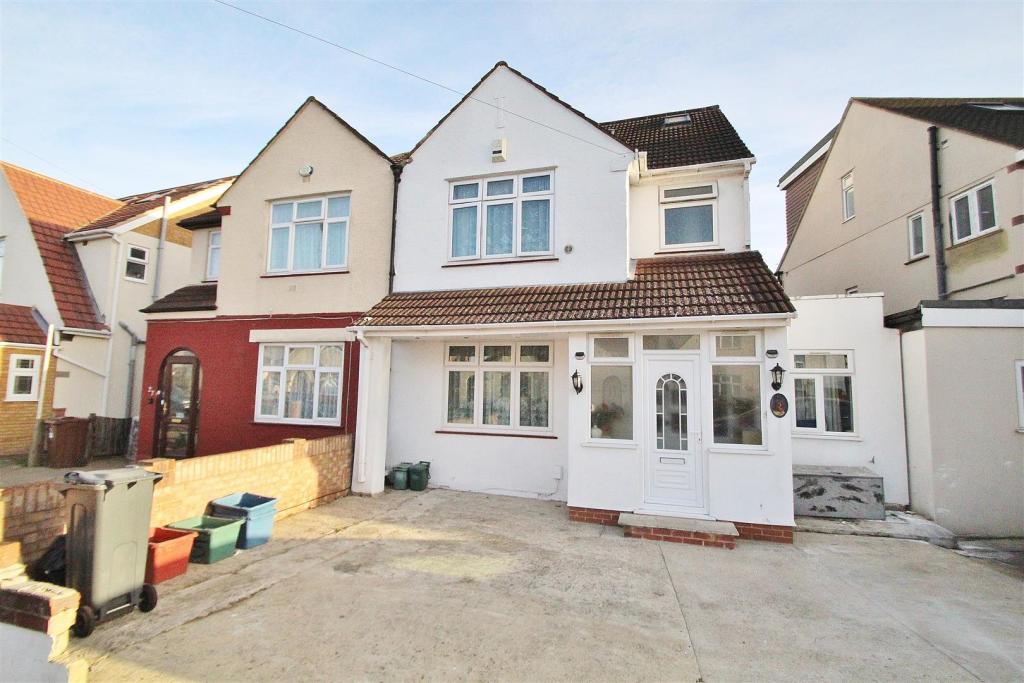 4 bed Semi-Detached House for rent in Hounslow. From PropertyLoop