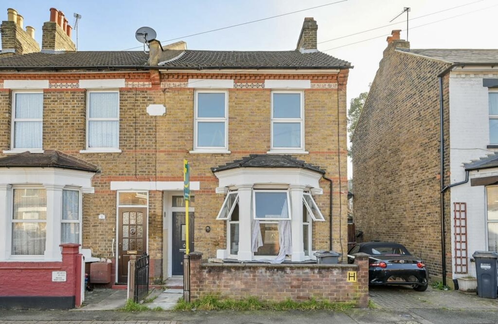 3 bed House (unspecified) for rent in Brentford. From PropertyLoop