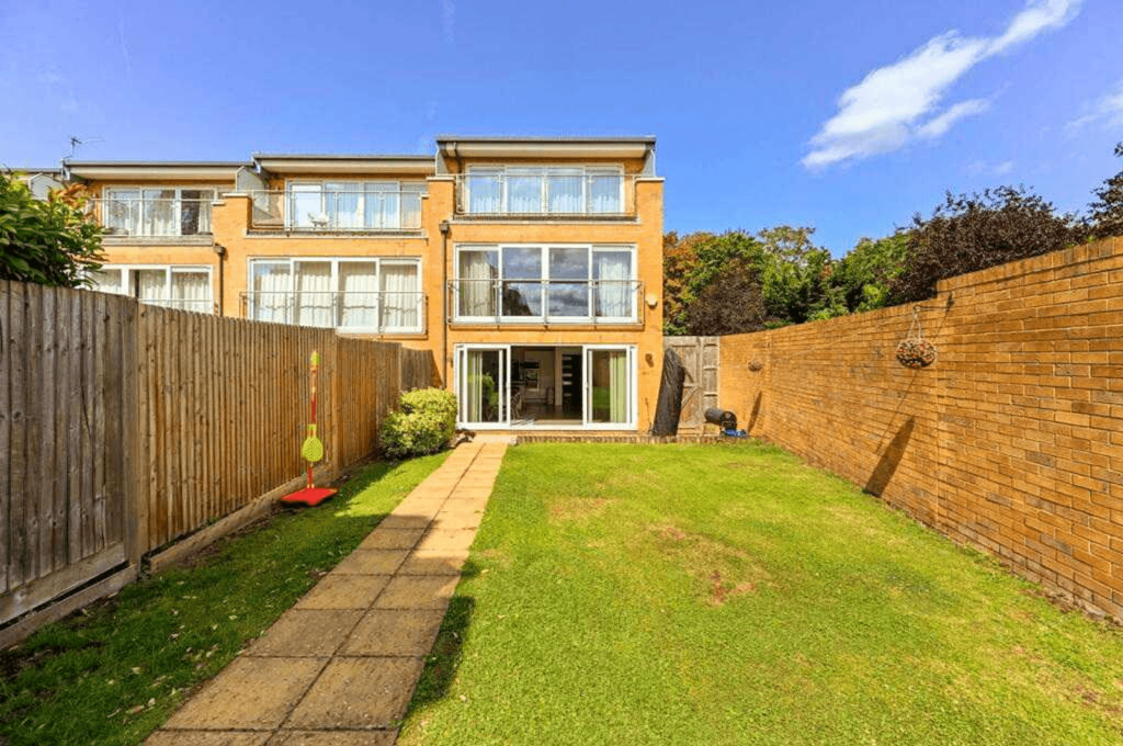 4 bed End Terraced House for rent in Worcester Park. From PropertyLoop - Sales