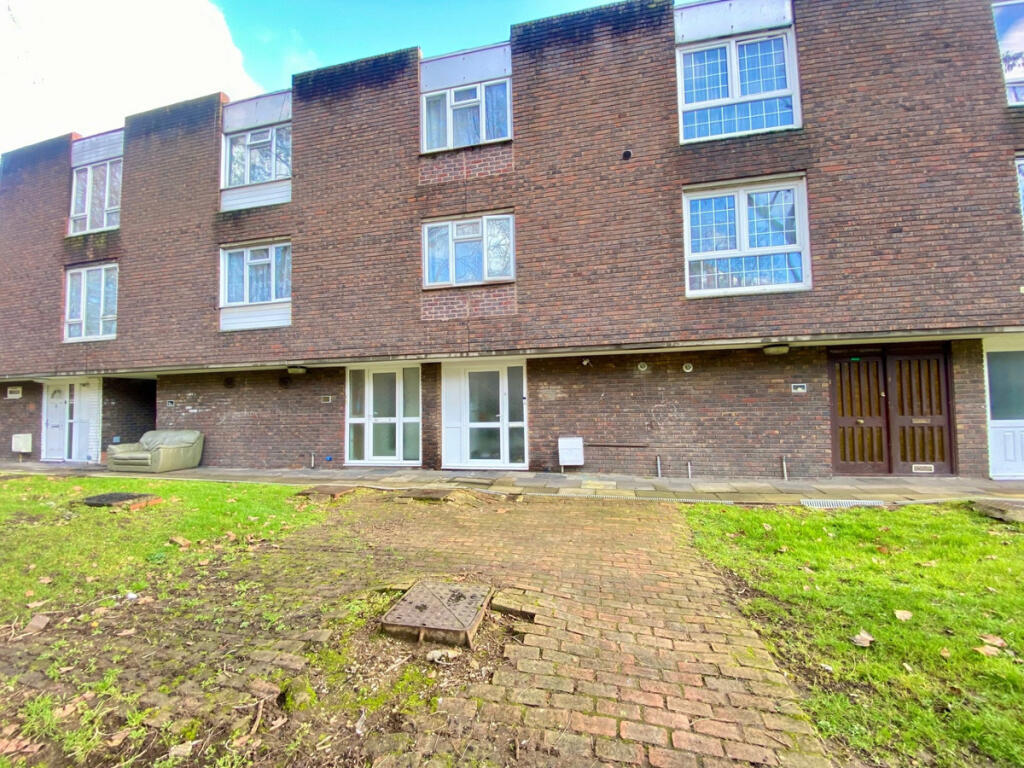 3 bed Mid Terraced House for rent in London. From The Agency UK - Covering Nationwide