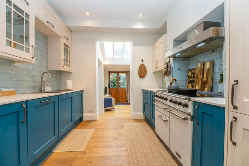 4 bed Mid Terraced House for rent in London. From The Agency UK - Covering Nationwide