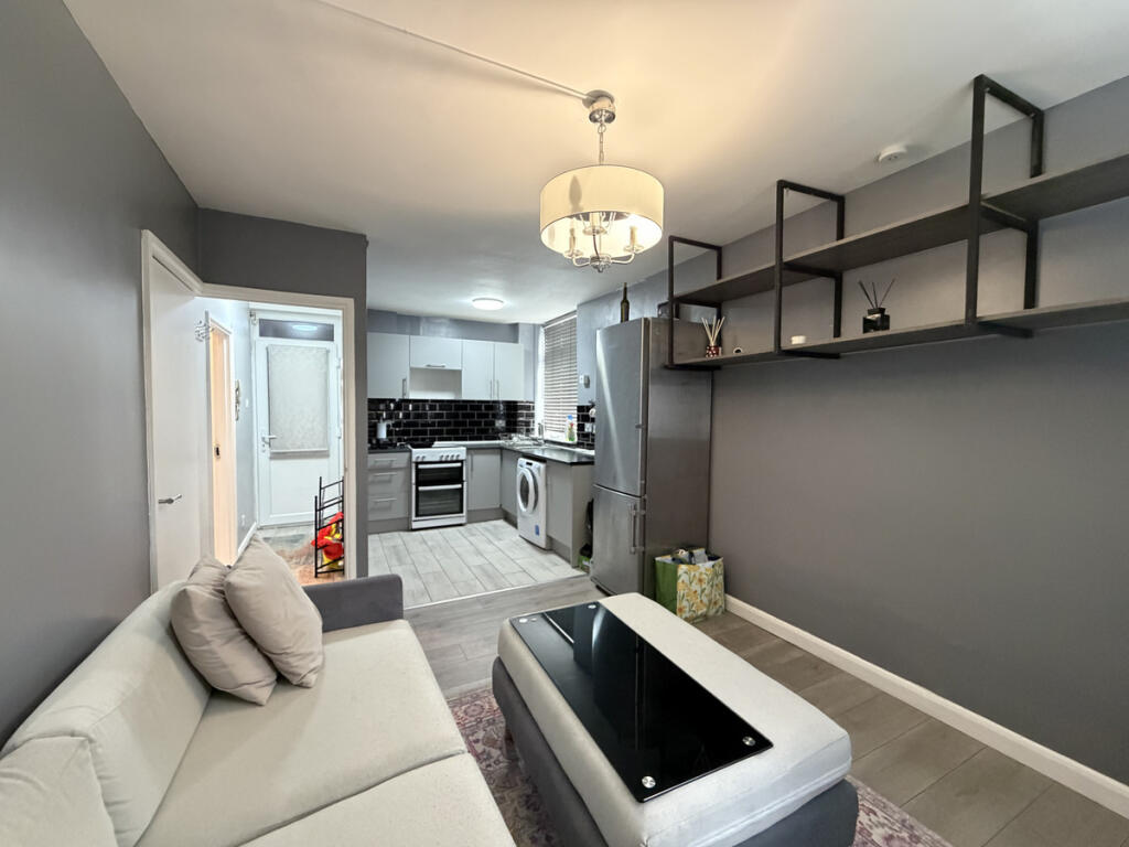 1 bed 1st Floor Flat for rent in Southend-on-Sea. From The Agency UK - Covering Nationwide