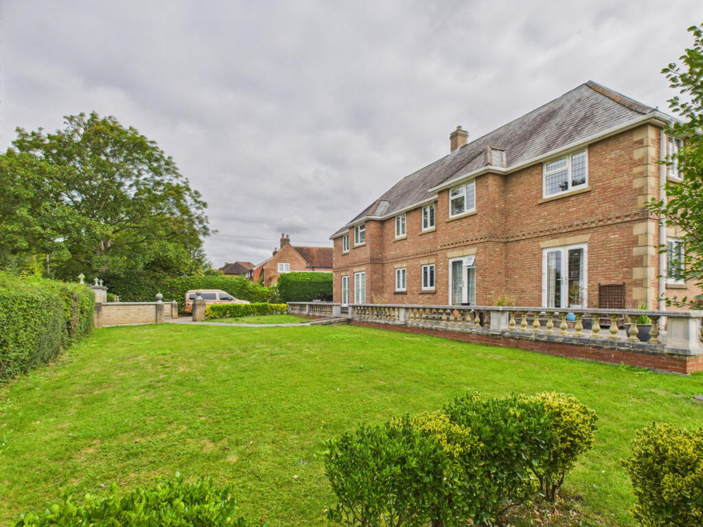 2 bed 1st Floor Flat for rent in Rowlands Castle. From The Agency UK - Covering Nationwide