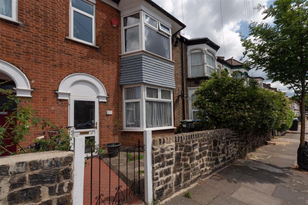 4 bed Semi Detached for rent in London. From Rash & Rash - London