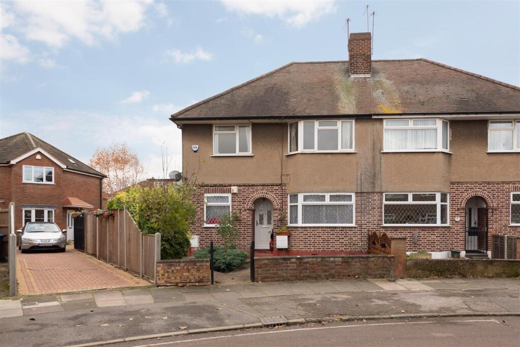 2 bed 1st Floor Flat for rent in Crews Hill. From Rash & Rash - London