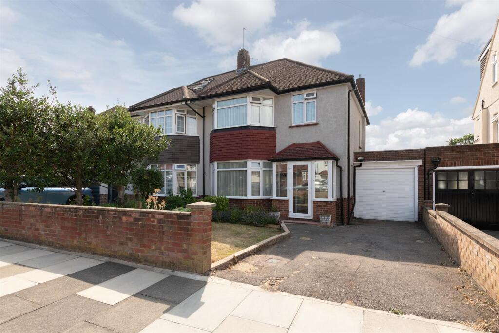 3 bed Detached for rent in Southgate. From Rash & Rash - London 3 bed Detached for rent in Southgate. From Rash & Rash - London