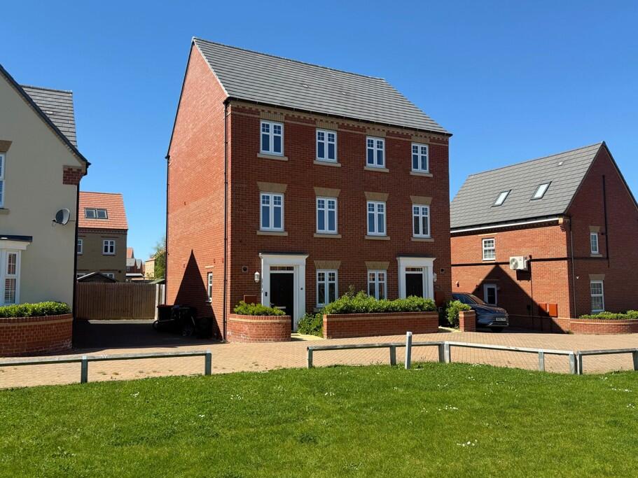4 bed Town House for rent in . From Thomas Connolly Estate Agents - Milton Keynes