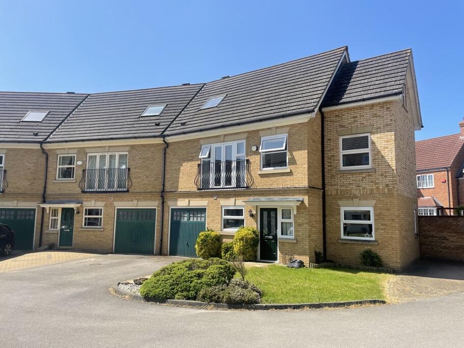 4 bed Town House for rent in Milton Keynes. From Thomas Connolly Estate Agents - Milton Keynes 4 bed Town House for rent in Milton Keynes. From Thomas Connolly Estate Agents - Milton Keynes