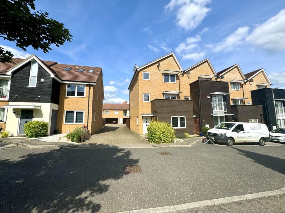 4 bed Town House for rent in Whaddon. From Thomas Connolly Estate Agents - Milton Keynes