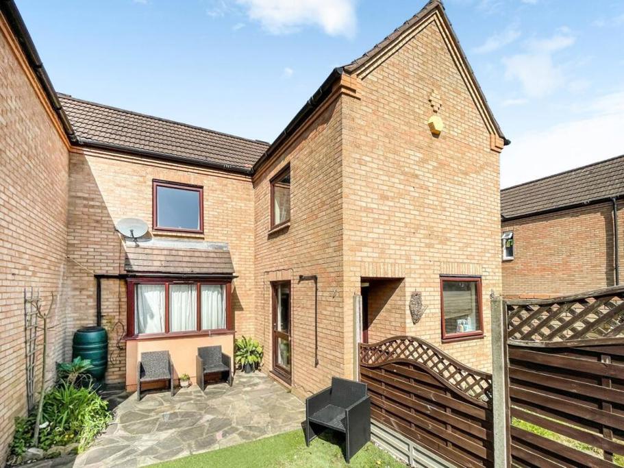 2 bed Detached for rent in Milton Keynes. From Thomas Connolly Estate Agents - Milton Keynes 2 bed Detached for rent in Milton Keynes. From Thomas Connolly Estate Agents - Milton Keynes