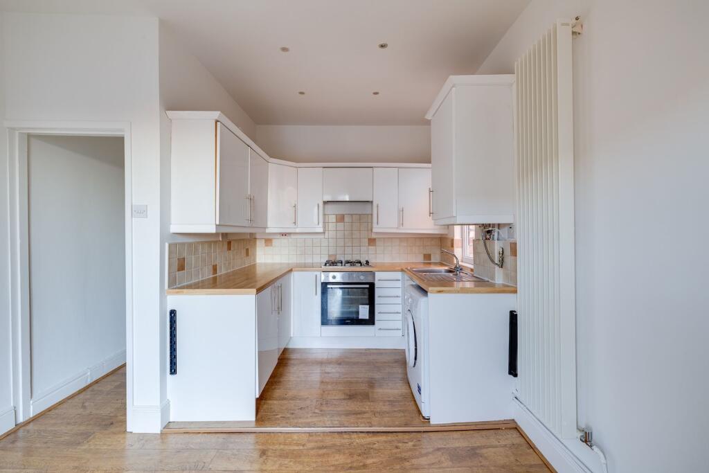 2 bed 1st Floor Flat for rent in Heswall. From Currans Homes - Chester