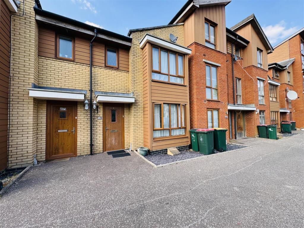 3 bed Mid Terraced House for rent in Crawley. From Connect-UK - Management - Crawley