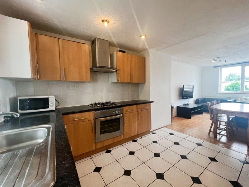4 bed 1st Floor Flat for rent in Poplar. From Connect-UK - Management - Crawley
