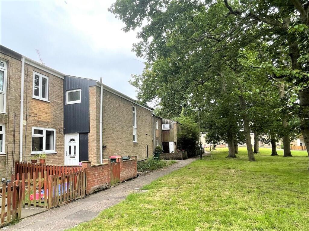 3 bed Mid Terraced House for rent in Crawley. From Connect-UK - Management - Crawley