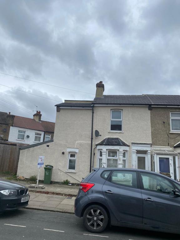 1 bed House for rent in Barking. From Khanadams - Ilford
