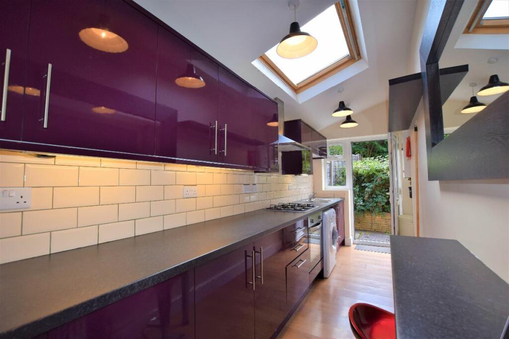 5 bed Mid Terraced House for rent in Canterbury. From Nicholas Humphreys - Canterbury