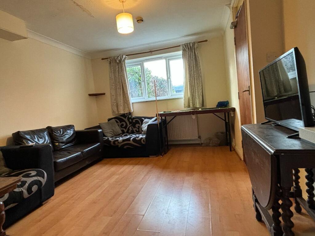 5 bed Mid Terraced House for rent in Canterbury. From Nicholas Humphreys - Canterbury