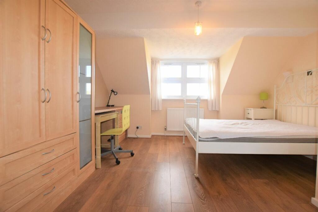 4 bed Mid Terraced House for rent in Canterbury. From Nicholas Humphreys - Canterbury