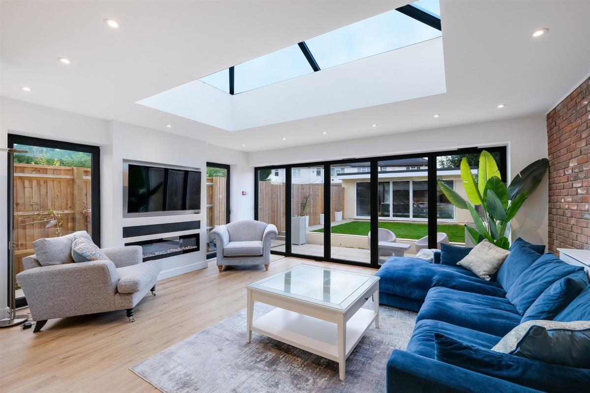 6 bed Semi Detached for rent in Iver. From Round Box Estates Ltd