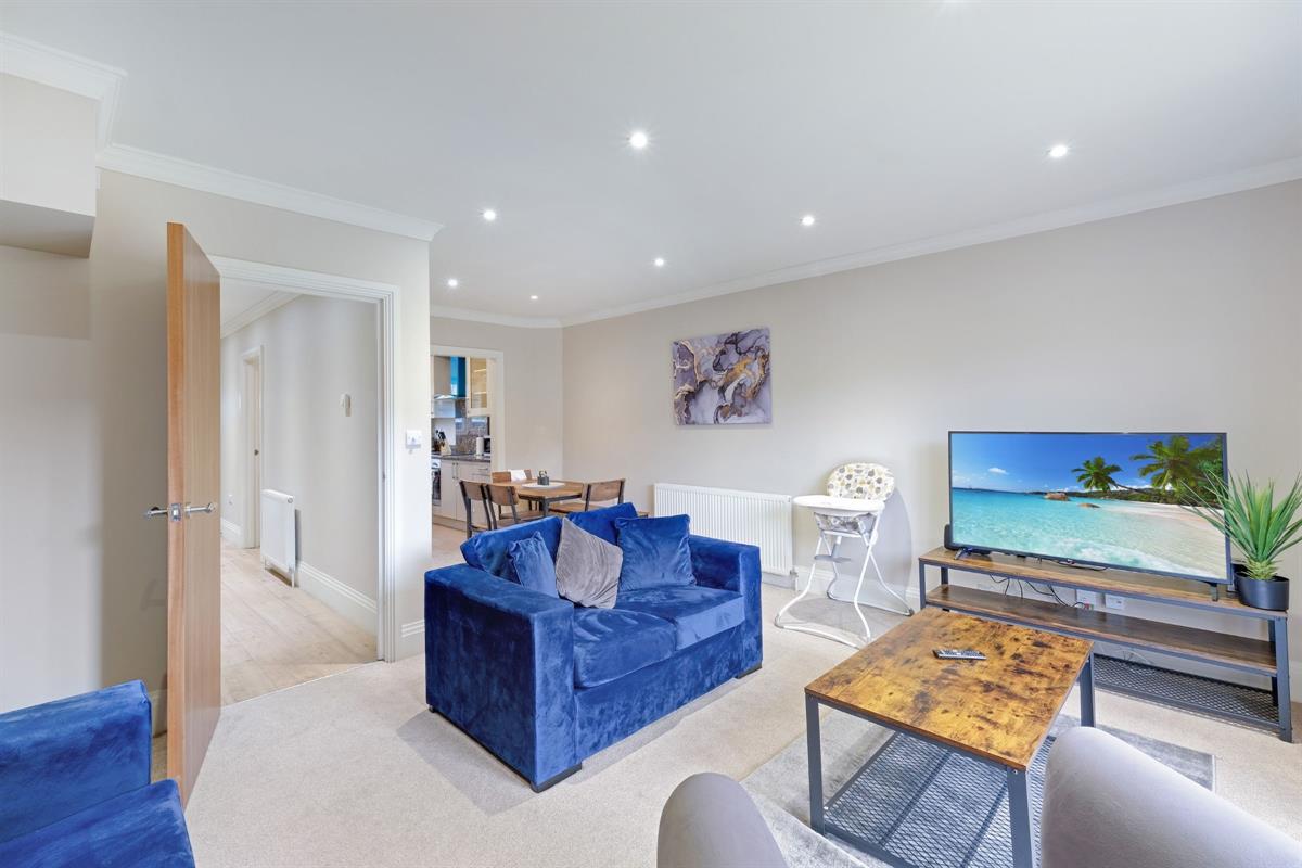 4 bed Semi Detached for rent in Slough. From Round Box Estates Ltd 4 bed Semi Detached for rent in Slough. From Round Box Estates Ltd