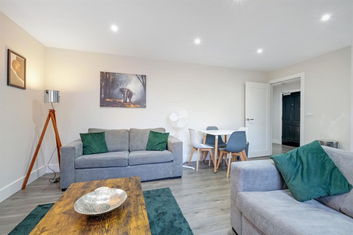 3 bed Apartment for rent in Shepperton. From Round Box Estates Ltd