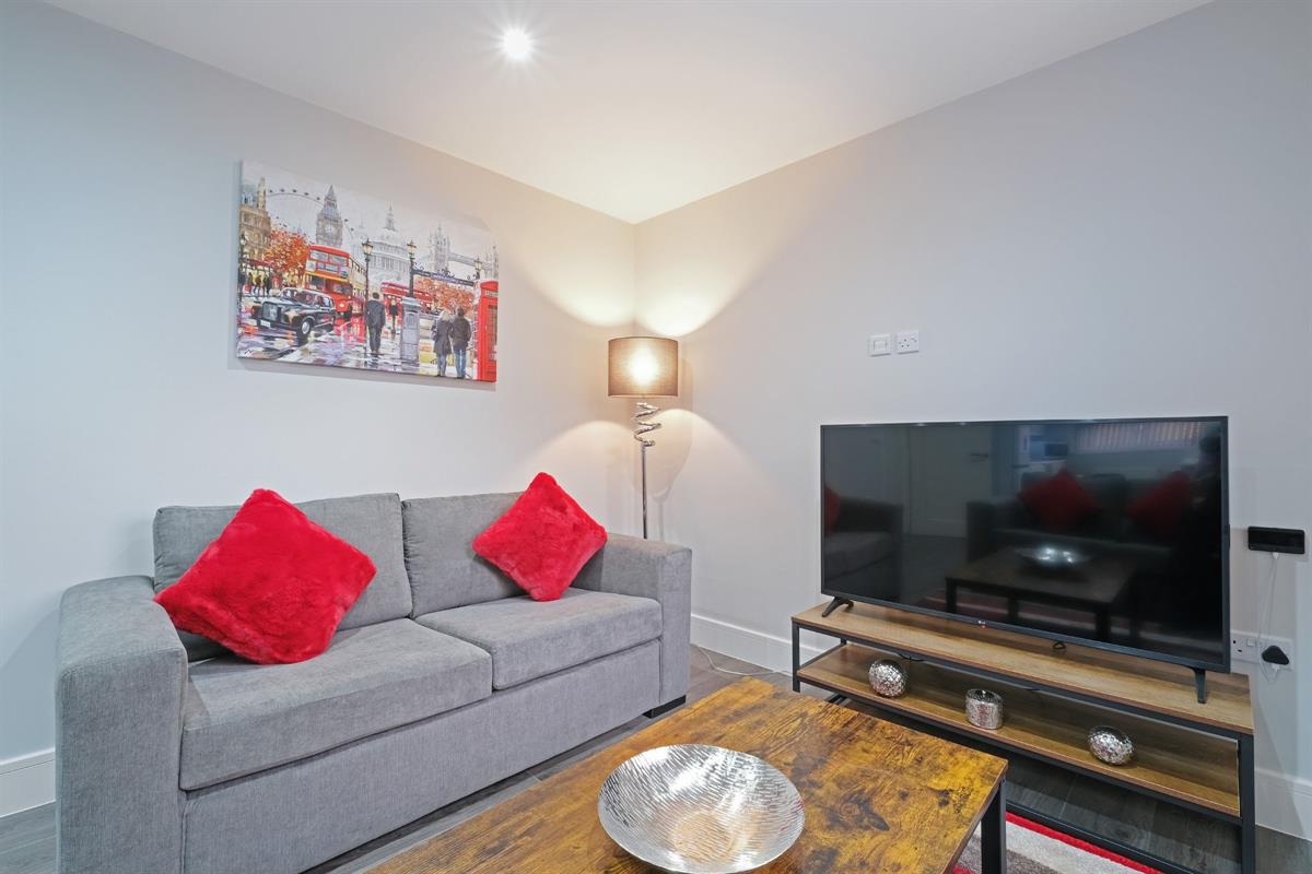 3 bed Apartment for rent in Shepperton. From Round Box Estates Ltd