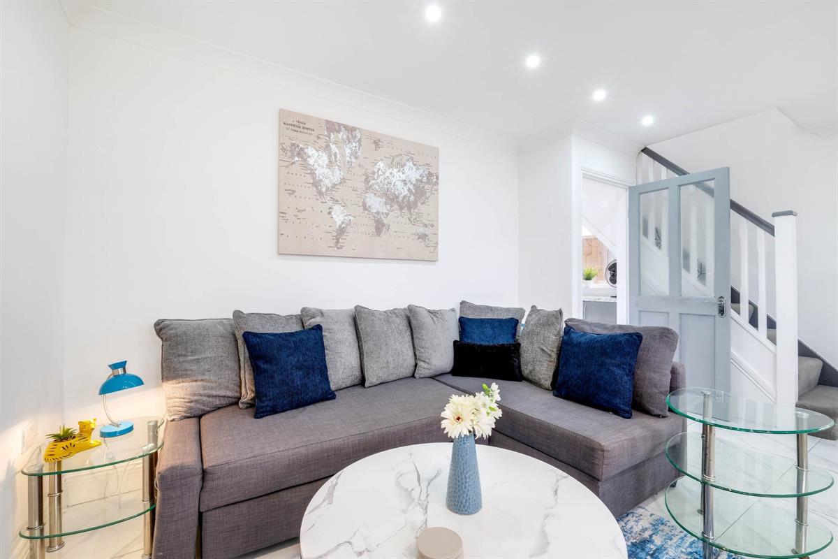 3 bed Detached for rent in Windsor. From Round Box Estates Ltd