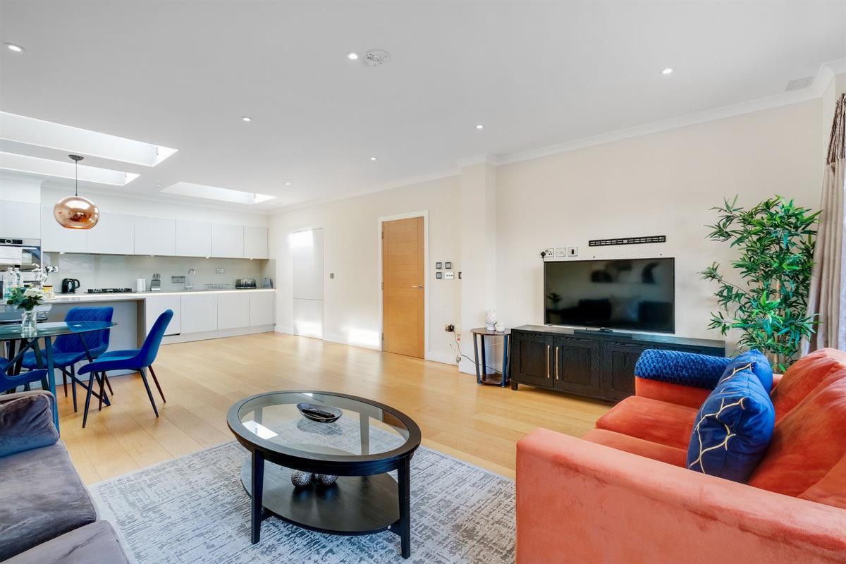 2 bed Apartment for rent in Brentford. From Round Box Estates Ltd