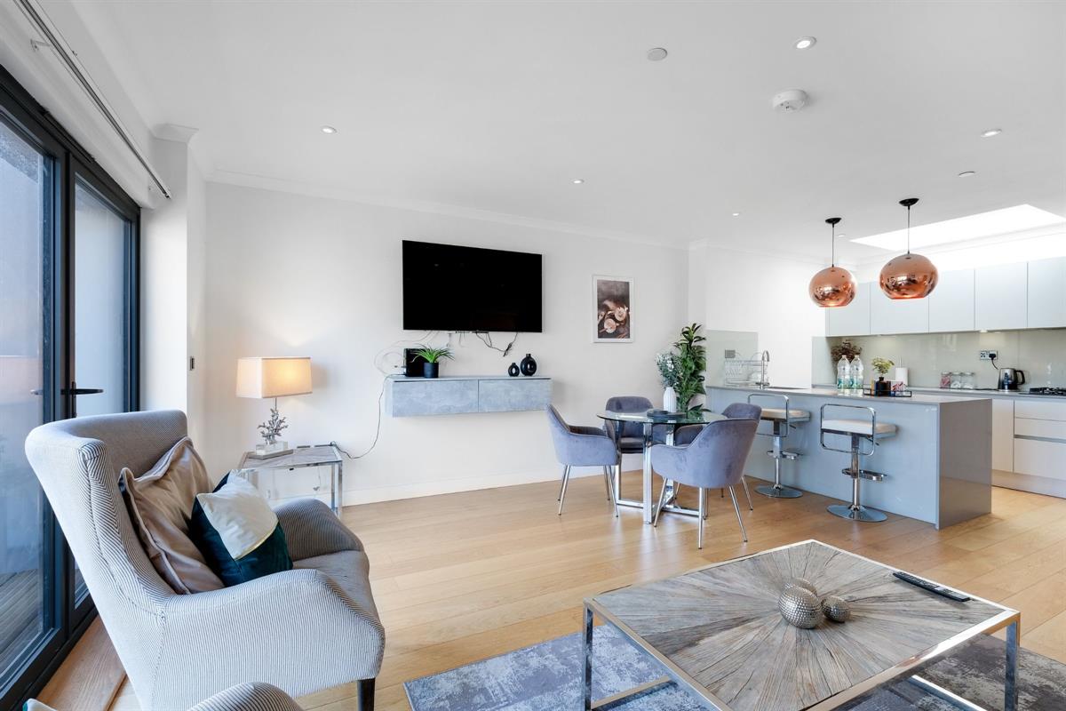 2 bed Apartment for rent in Brentford. From Round Box Estates Ltd