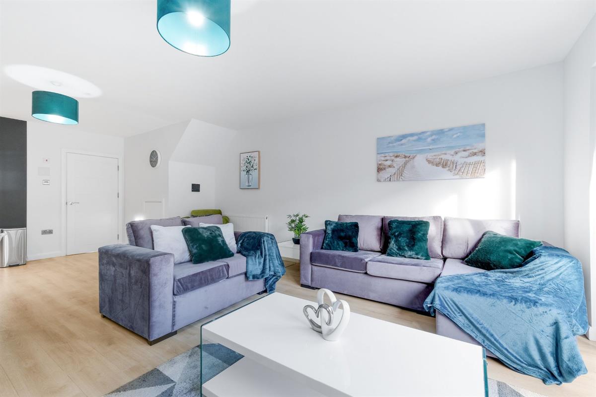 4 bed Mid Terraced House for rent in Slough. From Round Box Estates Ltd