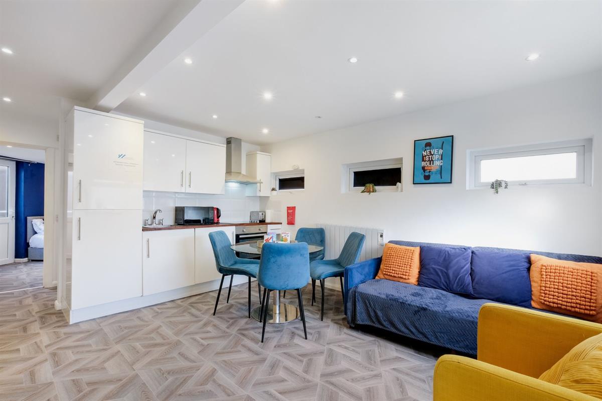 1 bed Apartment for rent in Hayes. From Round Box Estates Ltd